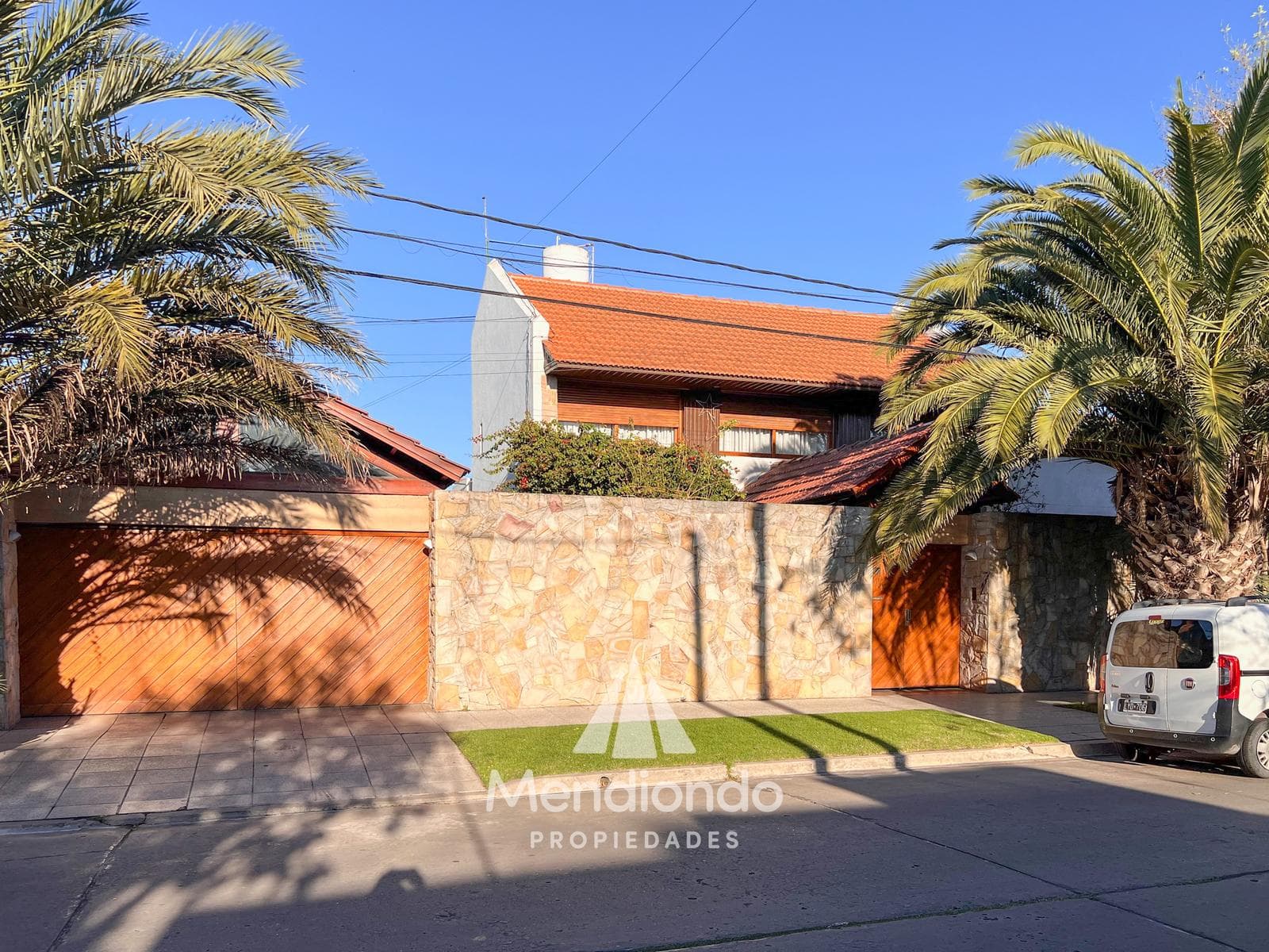 6-room villa with a 6-car garage and a pool. Pinos de Anchorena.