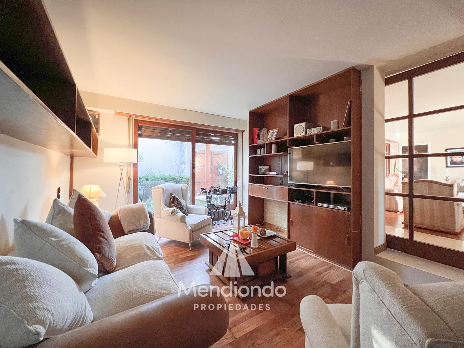 6-room villa with a 6-car garage and a pool. Pinos de Anchorena.