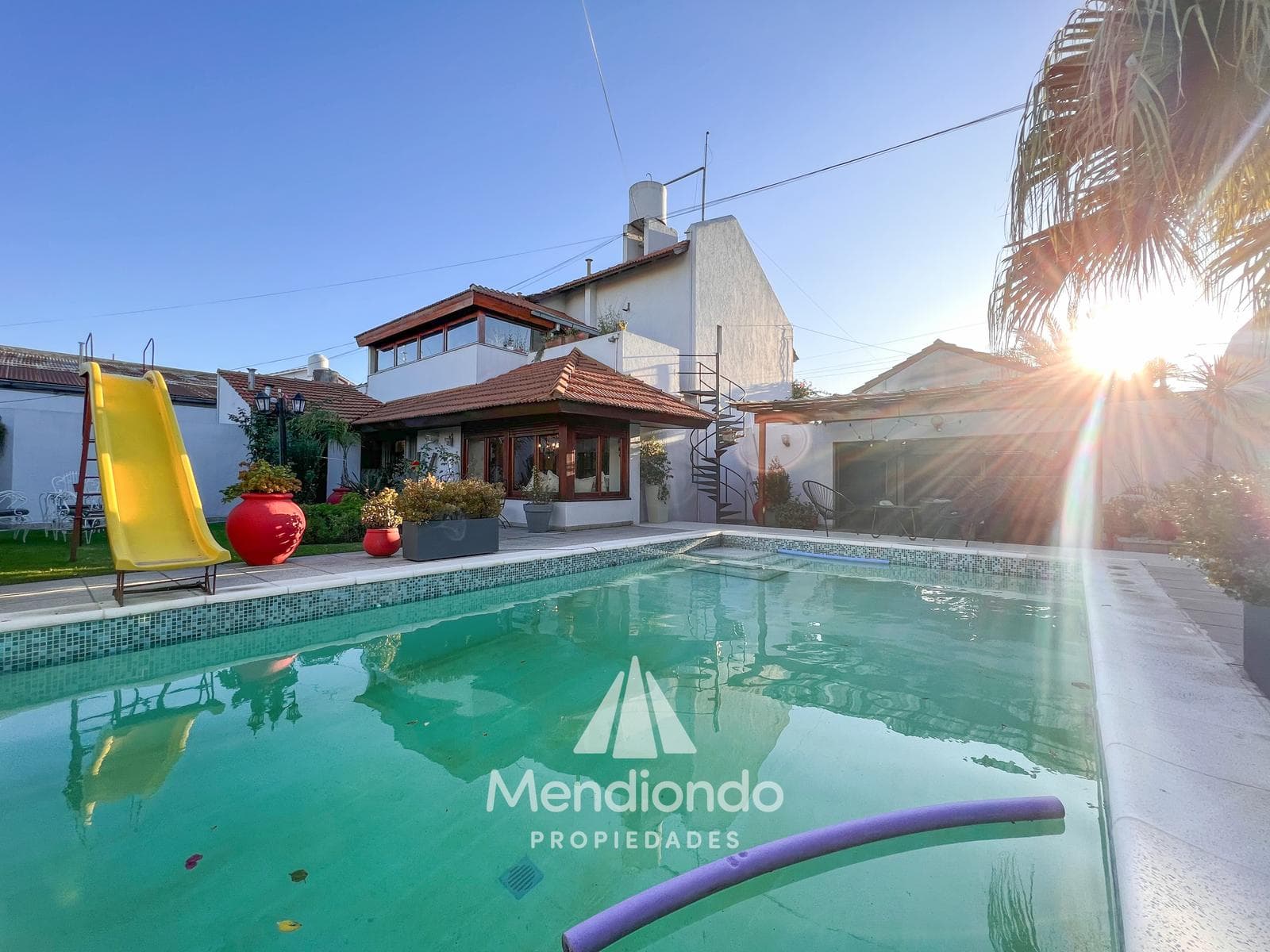 6-room villa with a 6-car garage and a pool. Pinos de Anchorena.