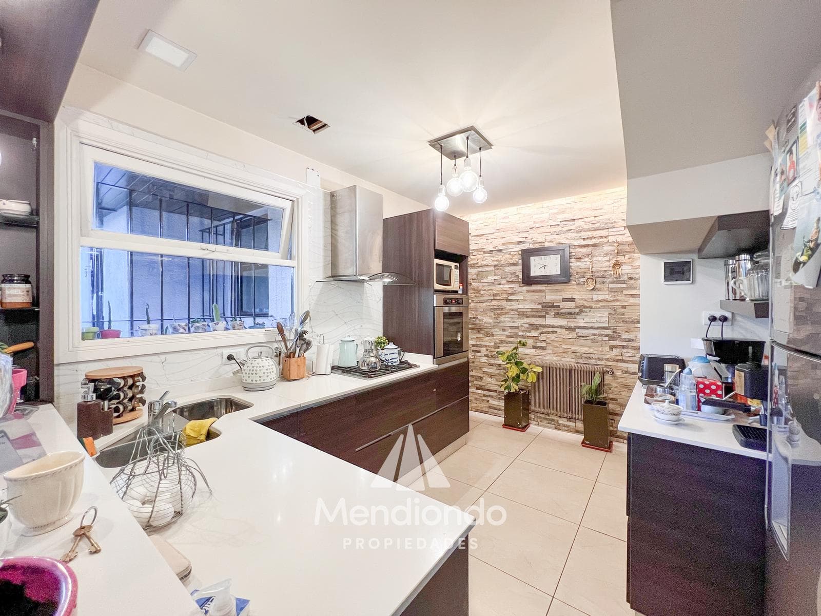 6-room villa with a 6-car garage and a pool. Pinos de Anchorena.