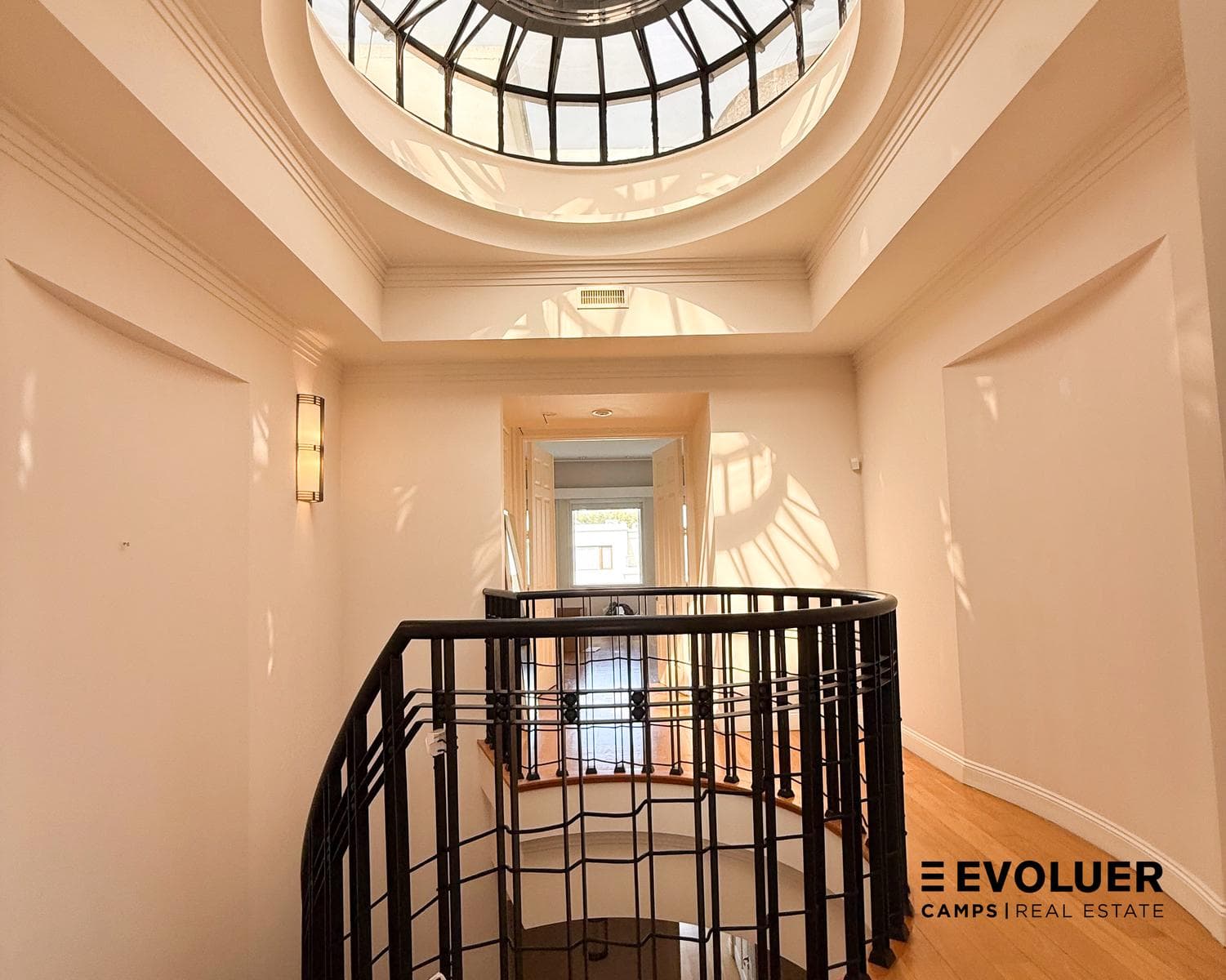House for rent in Barrio Parque. 3 stories, patio with a pool