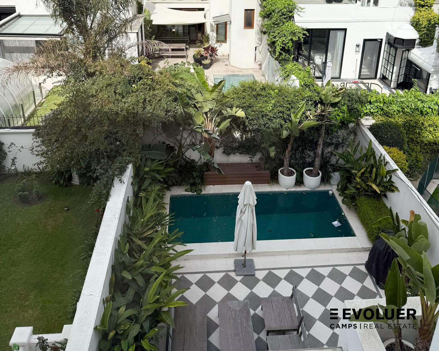 House for rent in Barrio Parque. 3 stories, patio with a pool