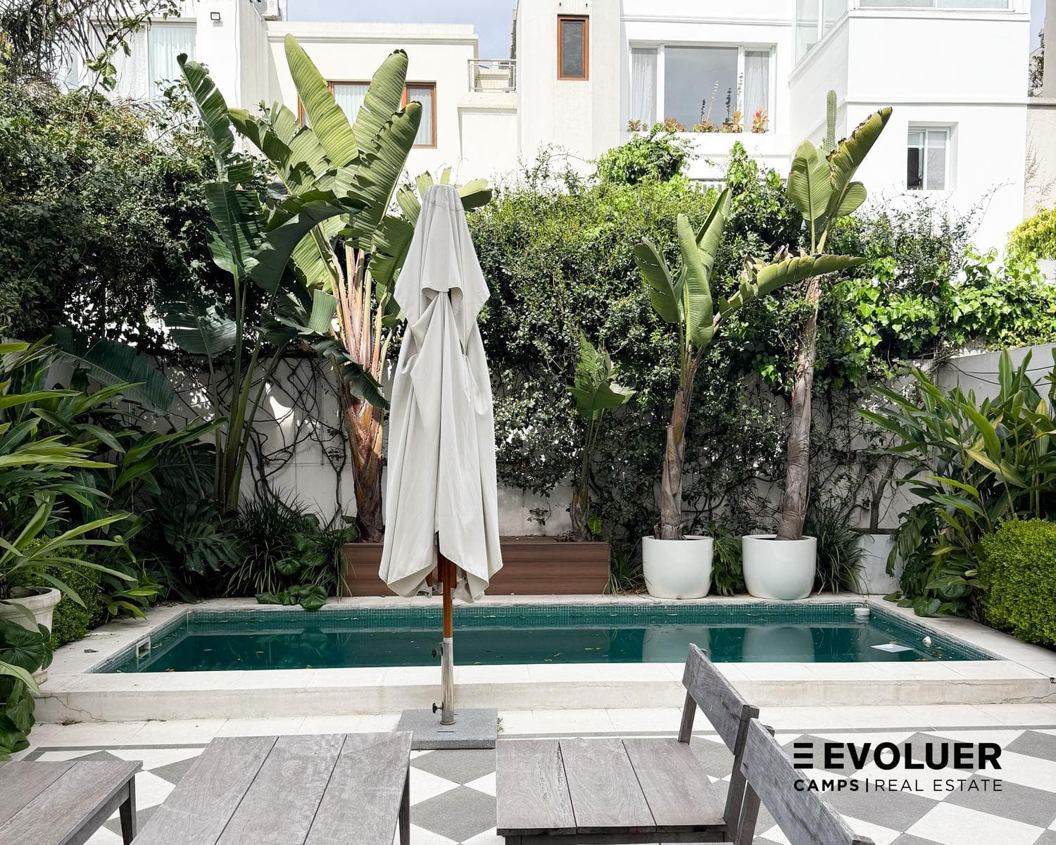 House for rent in Barrio Parque. 3 stories, patio with a pool