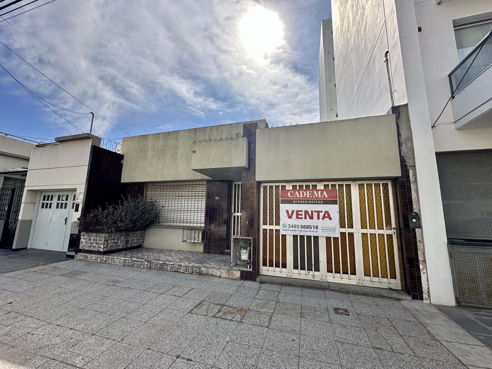 House for Sale, in need of remodeling, in the heart of Zárate. 288 m² lot. Garden with barbecue. Garage.