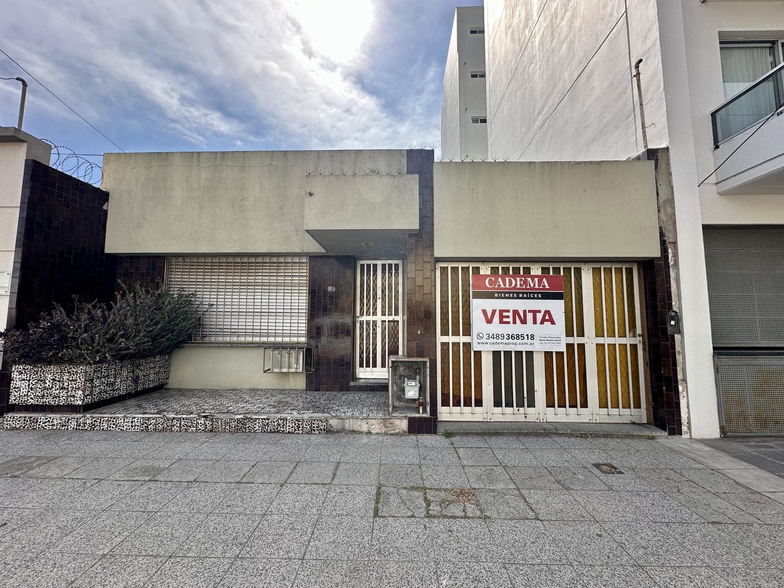 House for Sale, in need of remodeling, in the heart of Zárate. 288 m² lot. Garden with barbecue. Garage.