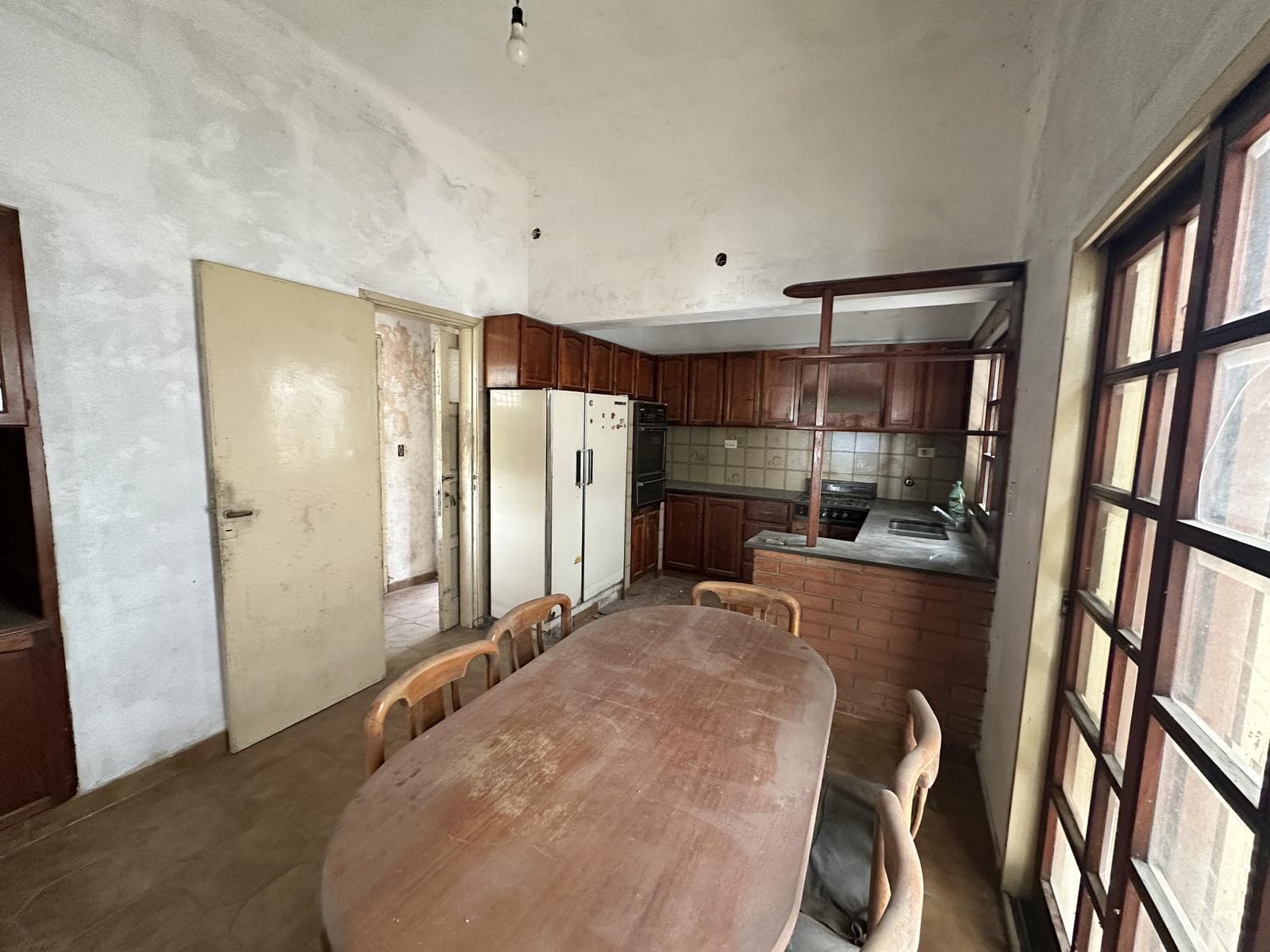 House for Sale, in need of remodeling, in the heart of Zárate. 288 m² lot. Garden with barbecue. Garage.