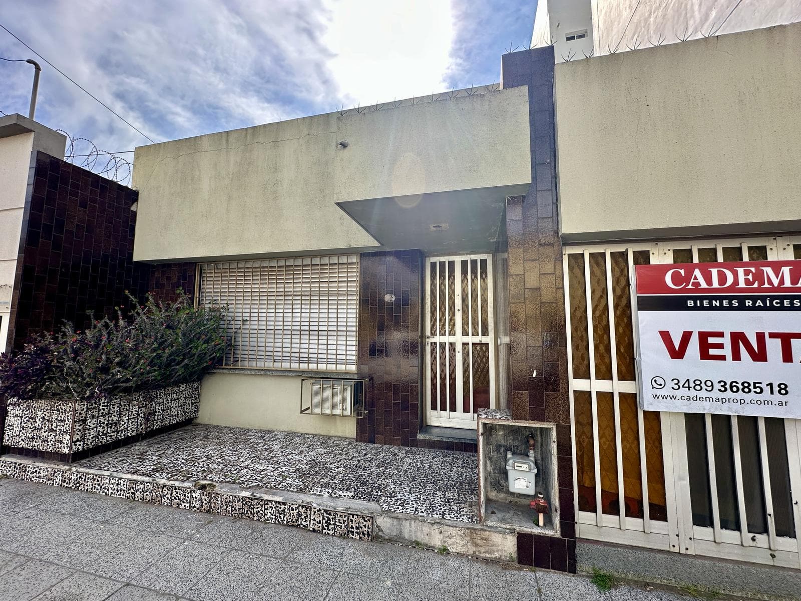 House for Sale, in need of remodeling, in the heart of Zárate. 288 m² lot. Garden with barbecue. Garage.