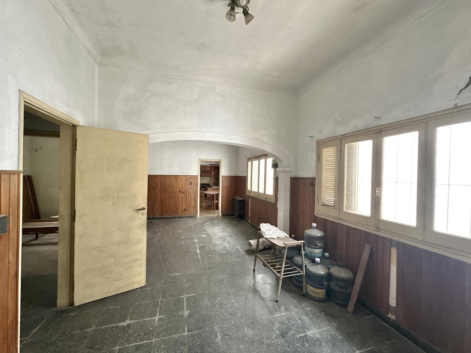 House for Sale, in need of remodeling, in the heart of Zárate. 288 m² lot. Garden with barbecue. Garage.