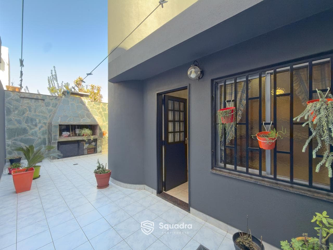 VENTA - Casa de Pasillo Única de 2 Dormitorios con Patios - Barrio Azcuenaga, Rosario.