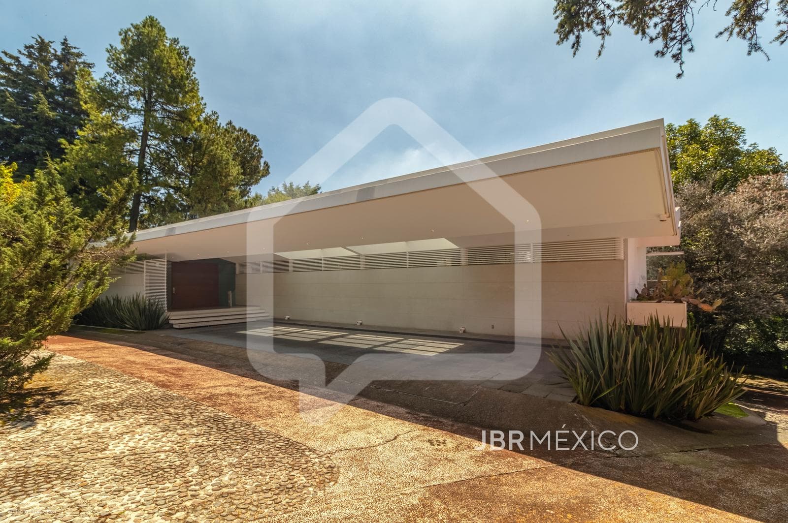 HOUSE FOR SALE ON A PRIVATE STREET IN CONTADERO, SURROUNDED BY WOODS