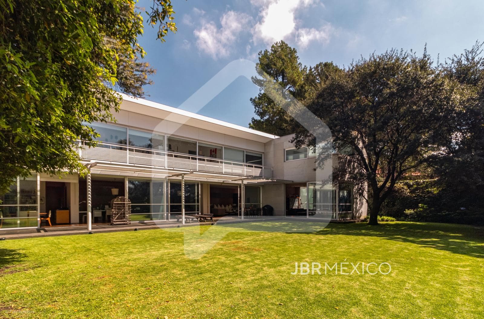 HOUSE FOR SALE ON A PRIVATE STREET IN CONTADERO, SURROUNDED BY WOODS