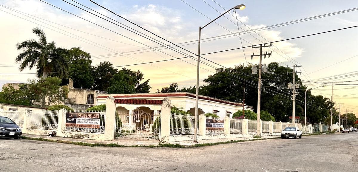 House for sale in Colonial Mérida, in need of restoration, with a large lot