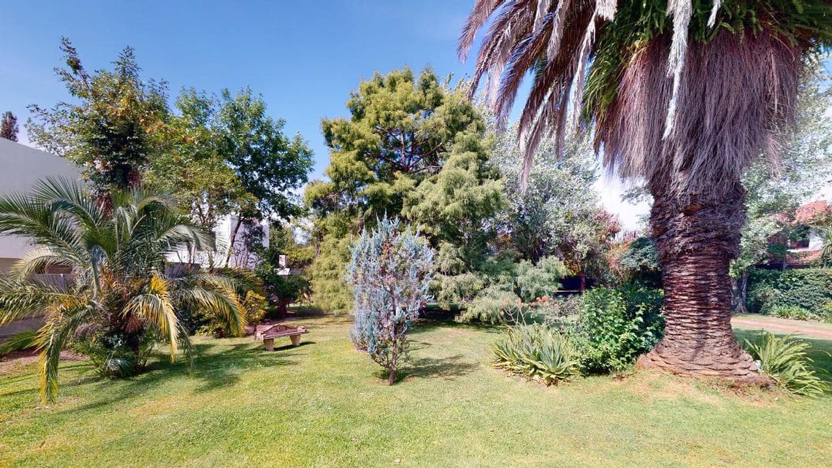 House for sale in Gonnet: 485 between 20th and 21st. Lot size: 30 x 60. 370 m² of floor space. Excellent condition. Pool