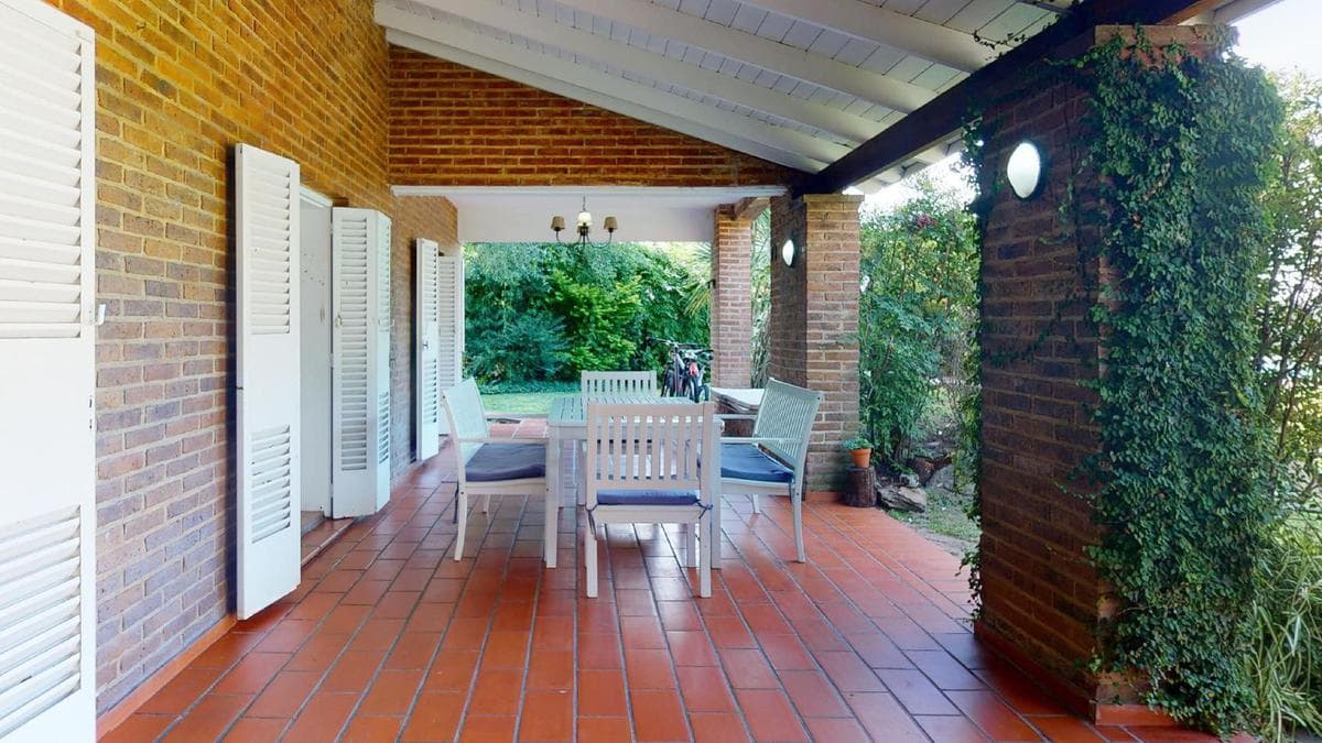 House for sale in Gonnet: 485 between 20th and 21st. Lot size: 30 x 60. 370 m² of floor space. Excellent condition. Pool