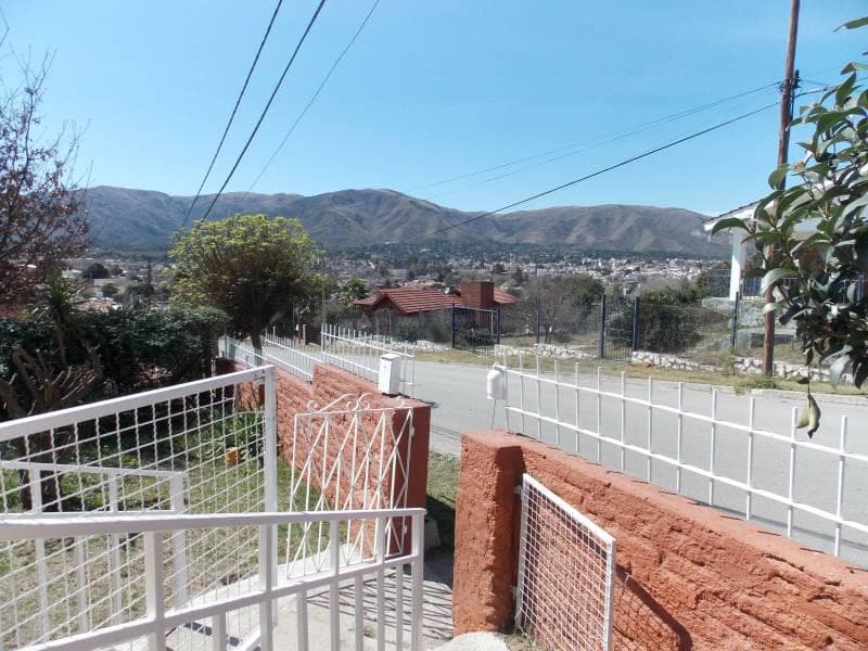 Chalet for sale in a prime residential location with panoramic views in the city of La Falda, consisting of: living room, dining room, and kitchen; one bedroom; bathroom; laundry room; garage; and barbecue area.