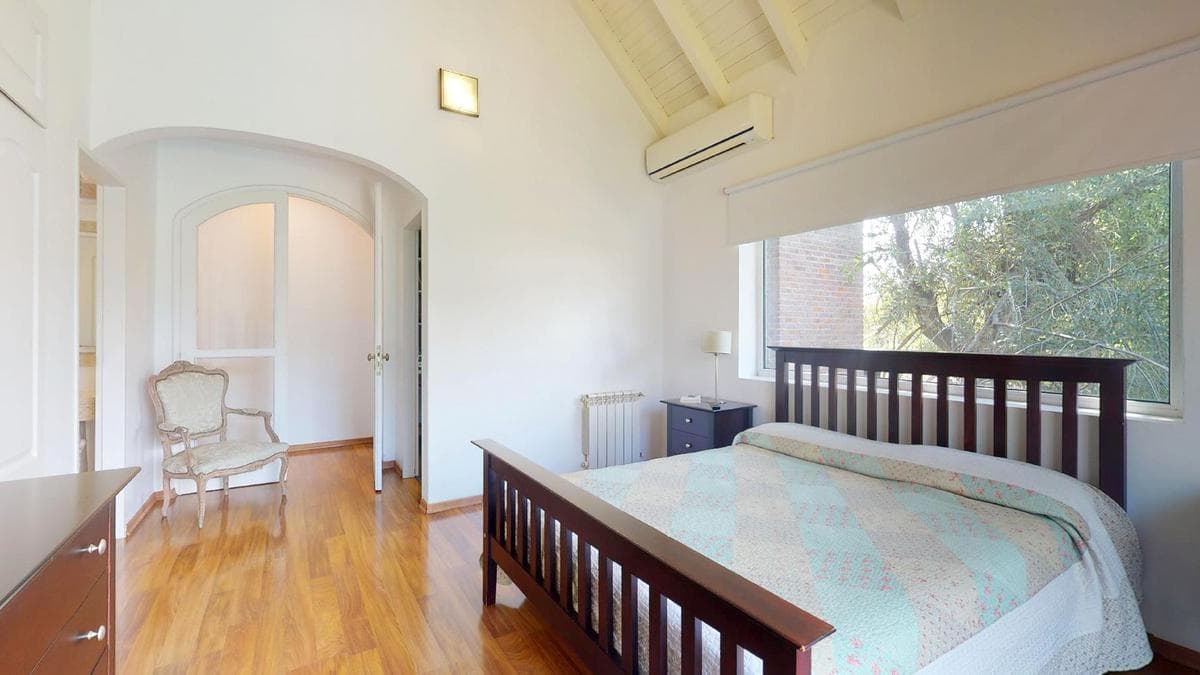 House for sale in Gonnet: 485 between 20th and 21st. Lot size: 30 x 60. 370 m² of floor space. Excellent condition. Pool