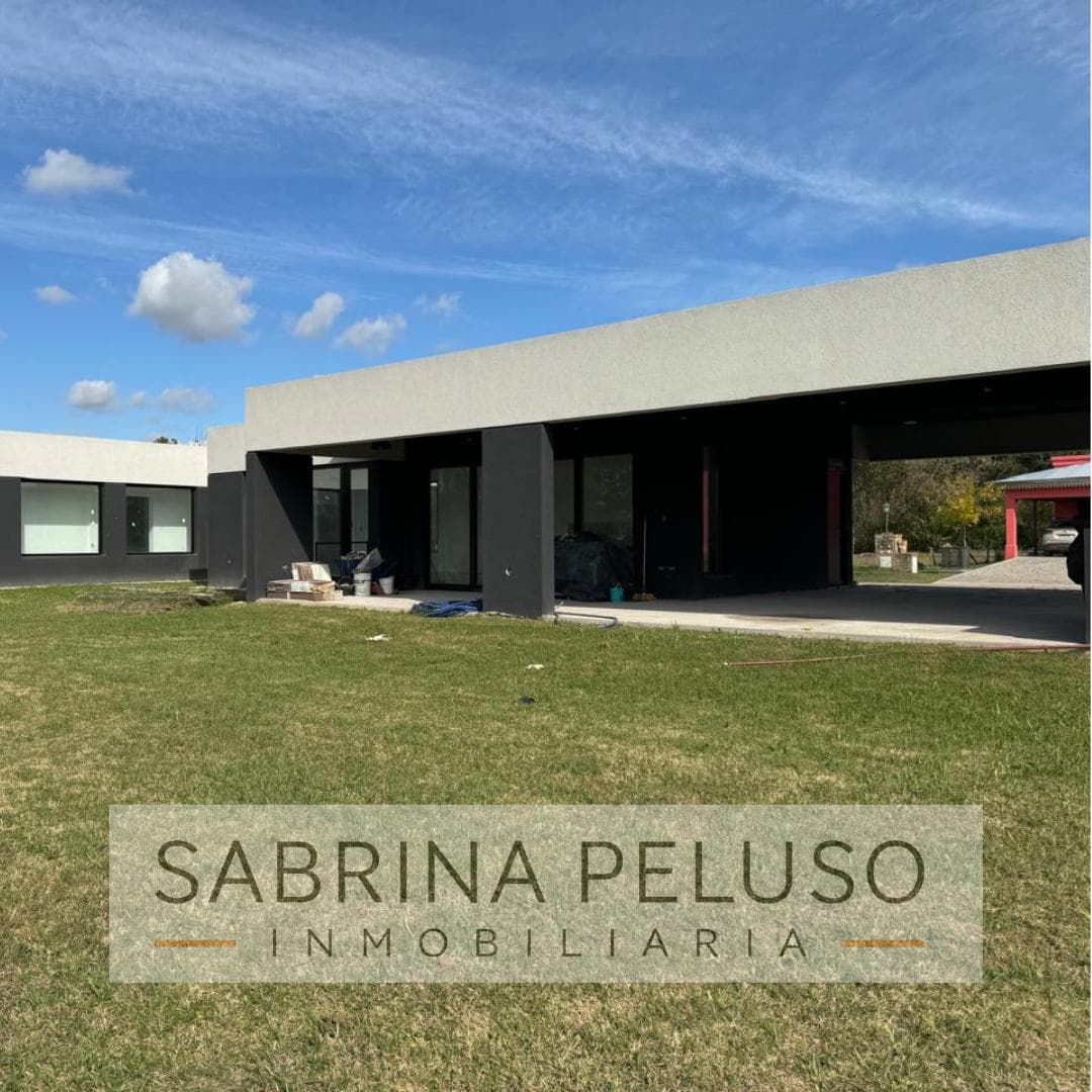 FOR SALE: 4-room house in Club de Campo La Elina, Luján Region