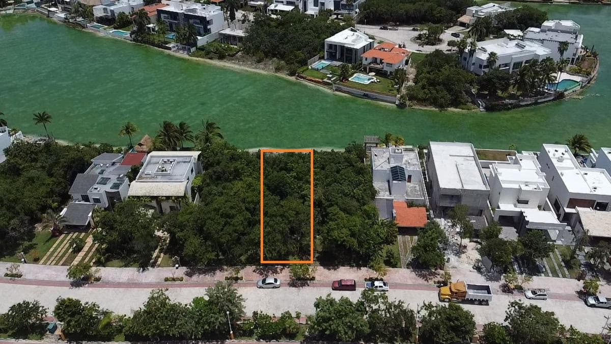Lagos Del Sol: Lakefront Lot for Sale