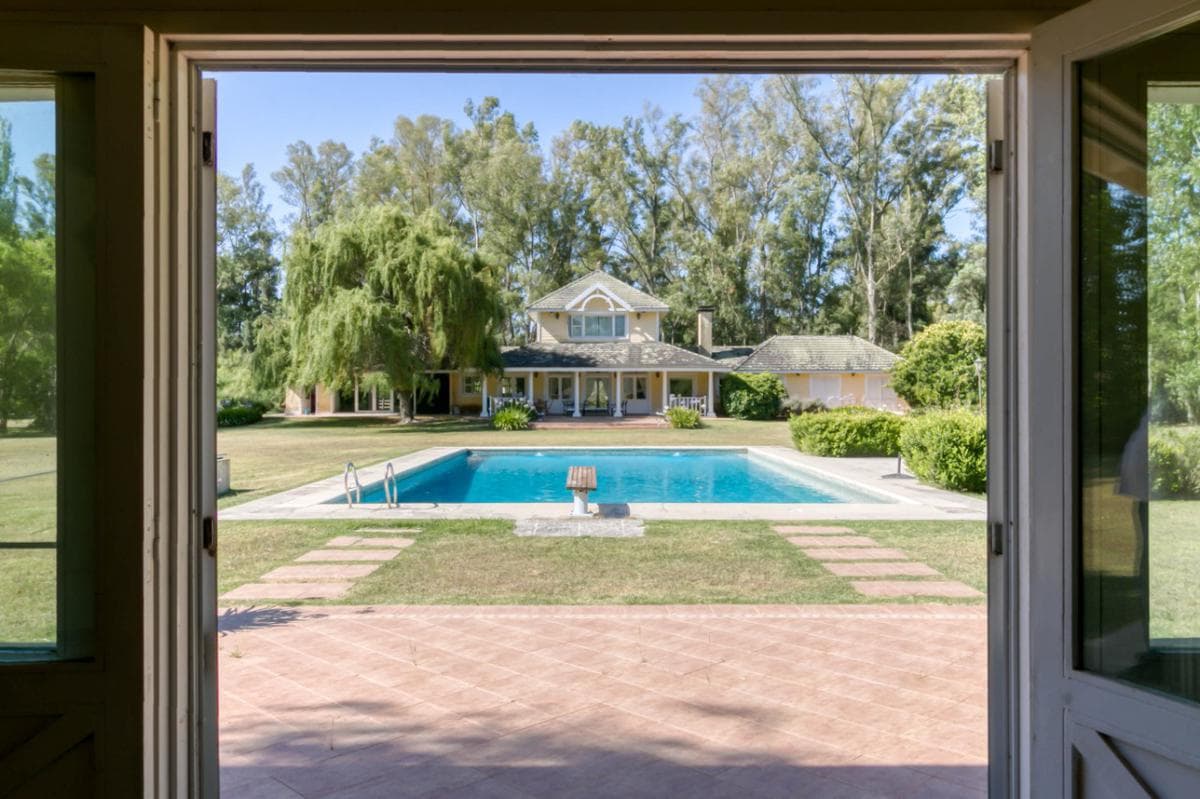 House for sale or rent in the gated community of Campos de Roca I. Lot size: 14,000 m2; floor area: 246 m2.