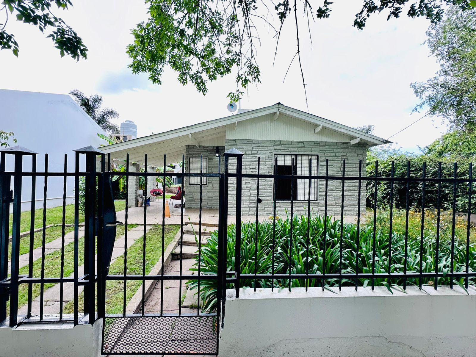 2-bedroom house with a park, pool, and tennis court