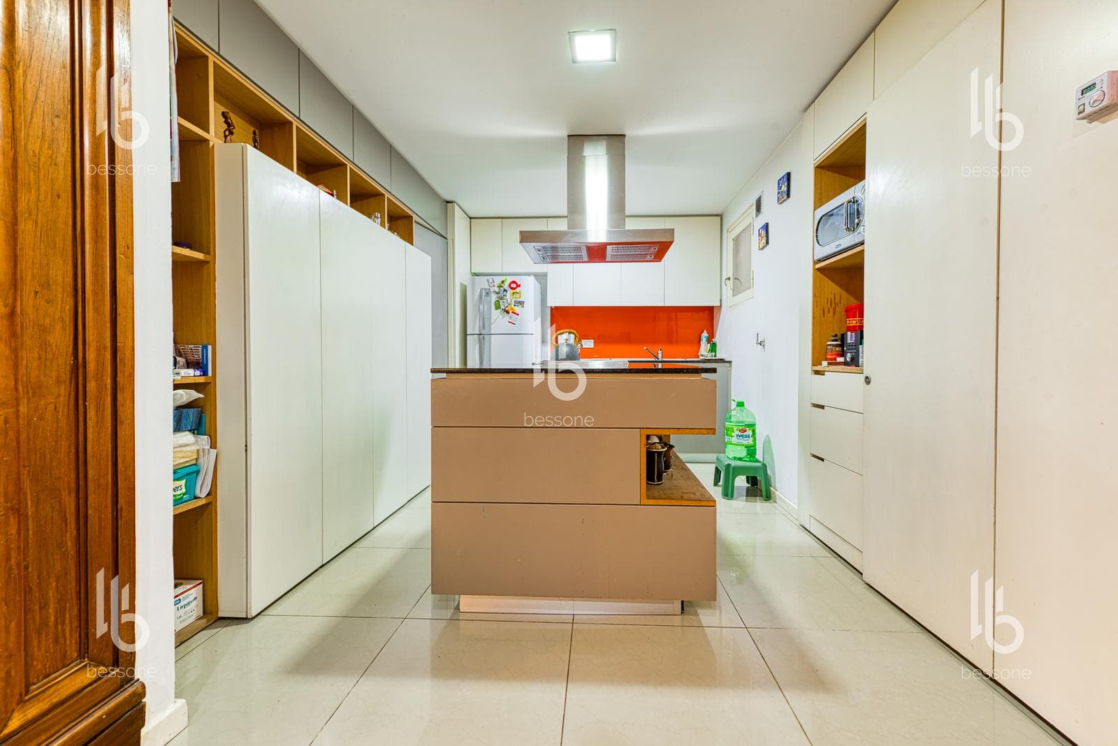 3-Room Refurbished Apartment in Plaza Colón with Outdoor Balcony