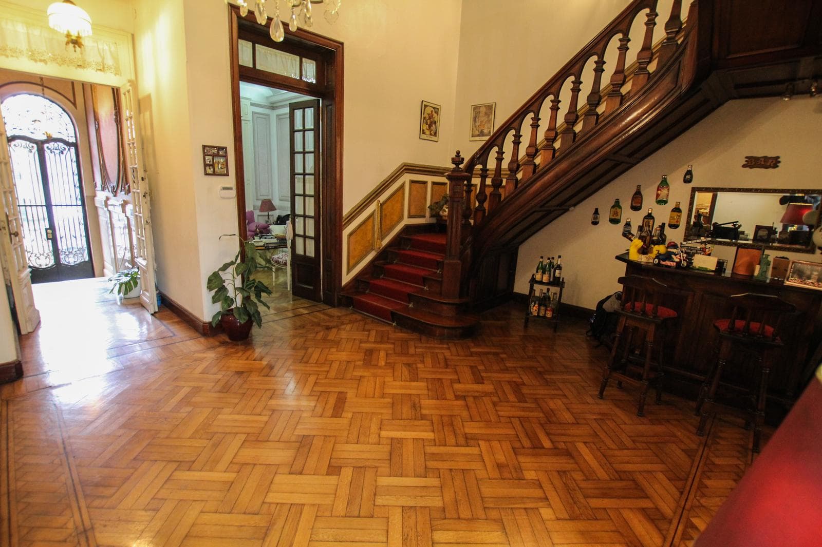 7-room house for sale with a maid's quarters in Flores, featuring a garage, pool, and garden!!