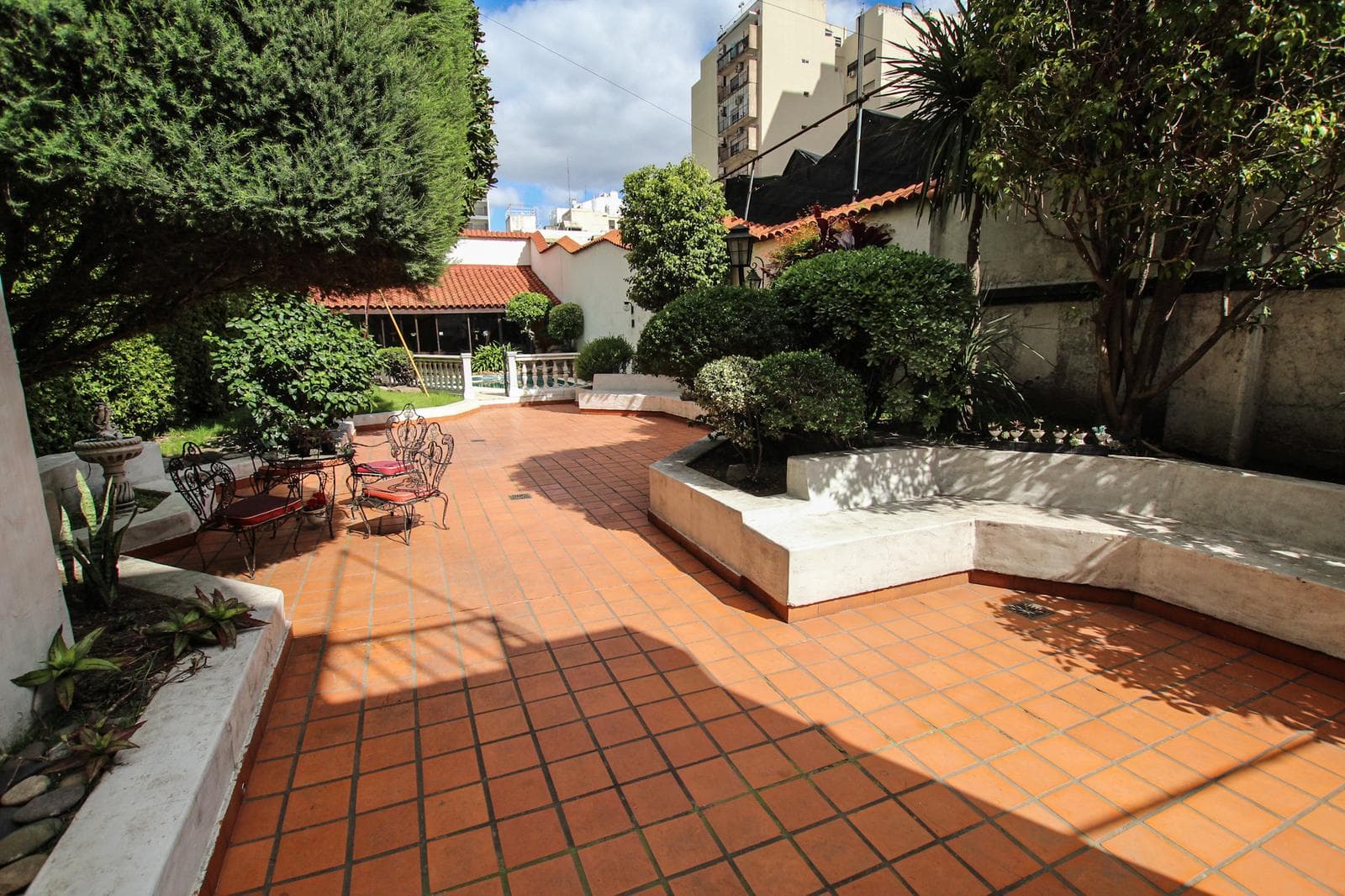 7-room house for sale with a maid's quarters in Flores, featuring a garage, pool, and garden!!