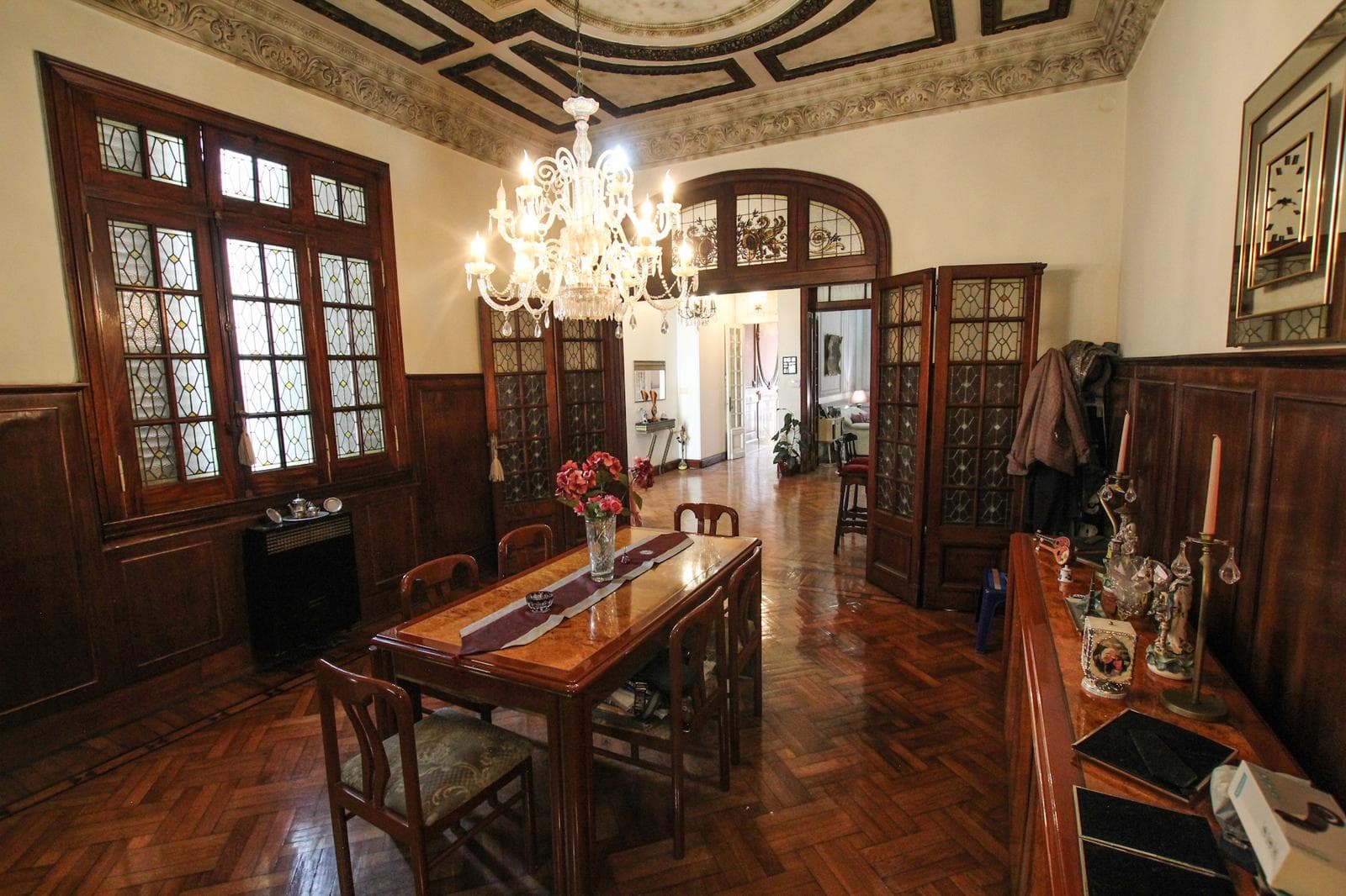 7-room house for sale with a maid's quarters in Flores, featuring a garage, pool, and garden!!