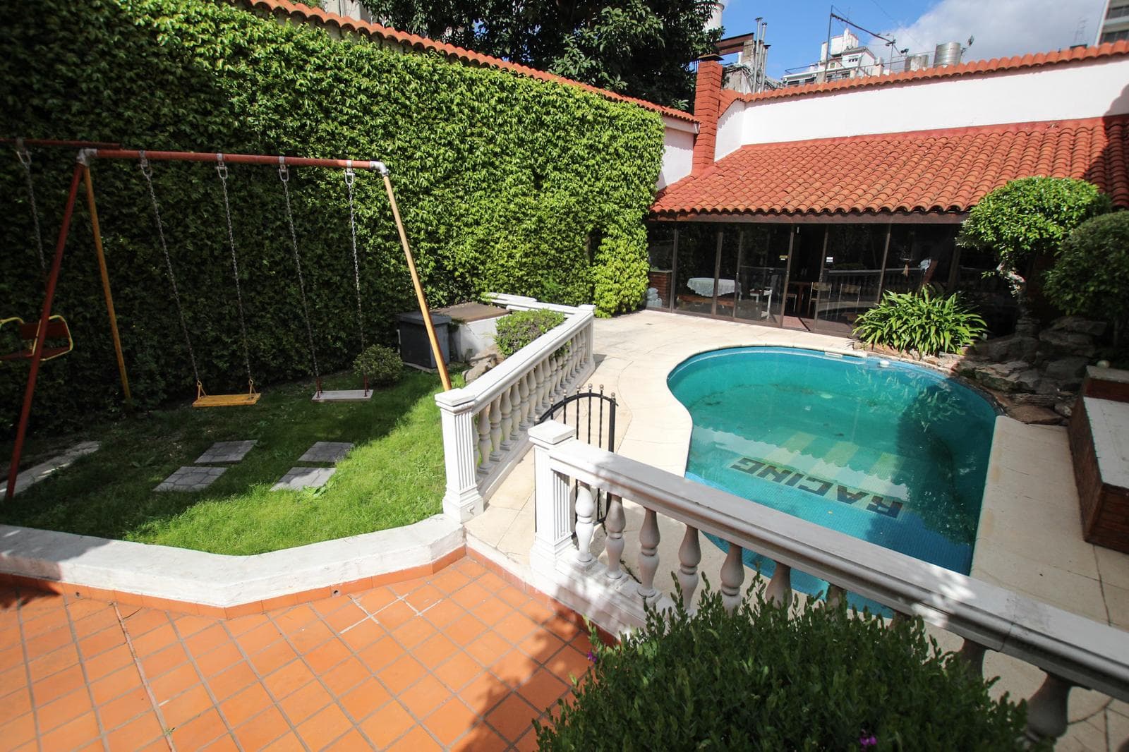7-room house for sale with a maid's quarters in Flores, featuring a garage, pool, and garden!!
