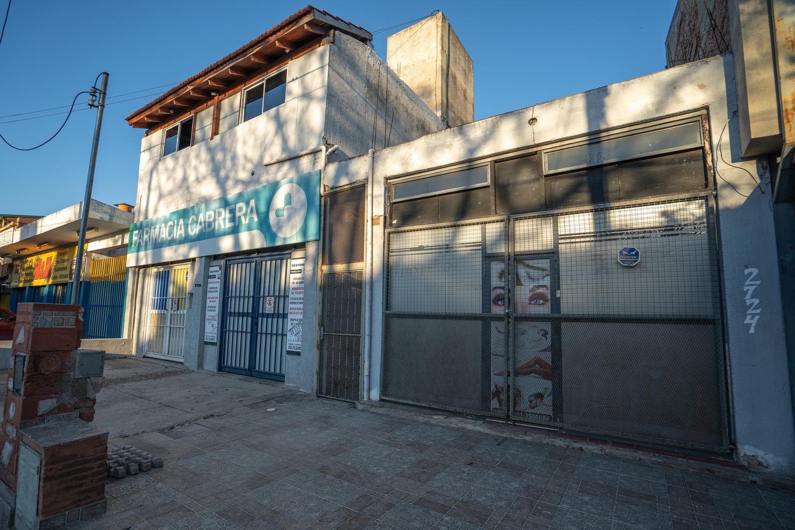 FOR SALE: 3 COMMERCIAL SPACES AND 2 APARTMENTS IN LOMAS DE SAN MARTIN