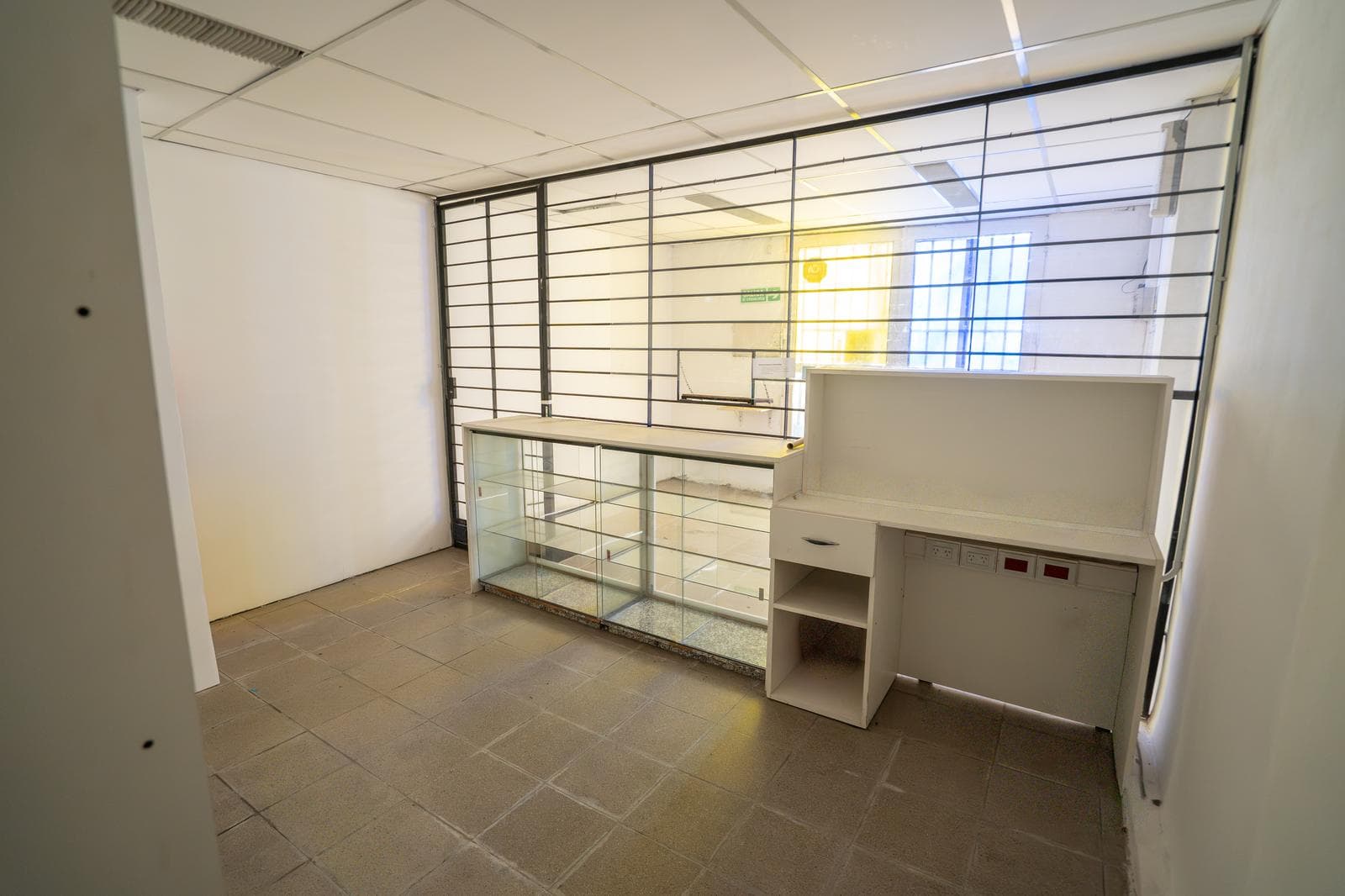 FOR SALE: 3 COMMERCIAL SPACES AND 2 APARTMENTS IN LOMAS DE SAN MARTIN