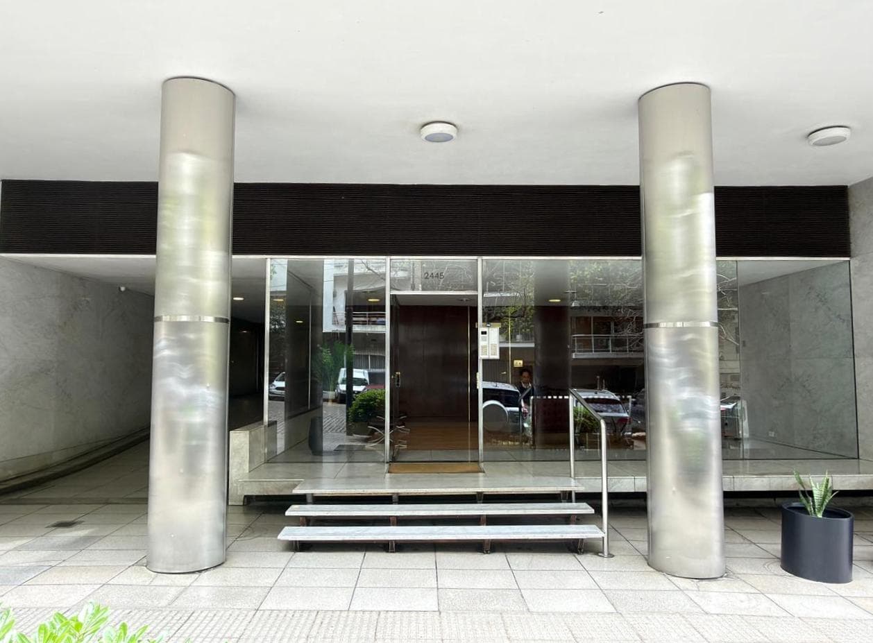 Upper-floor apartment with security, 3 en-suite bedrooms, and 2 parking spaces