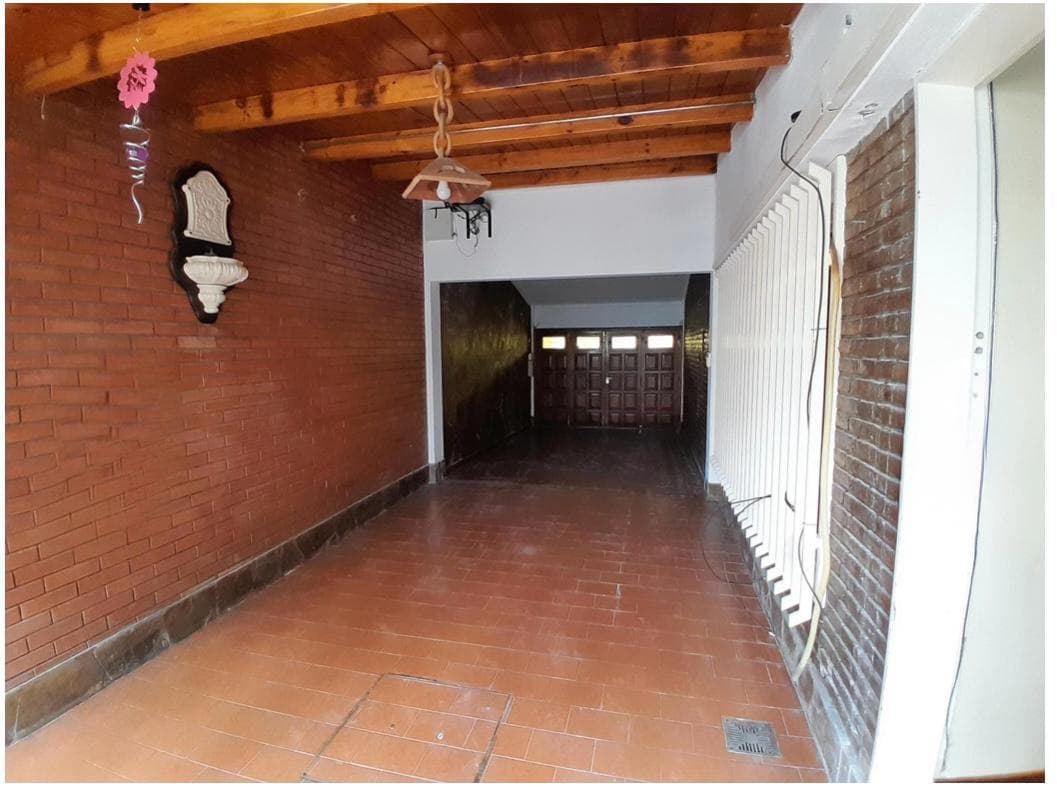 FOR RENT - 4-bedroom house for residential or commercial use - Tiro Suizo, Rosario.
