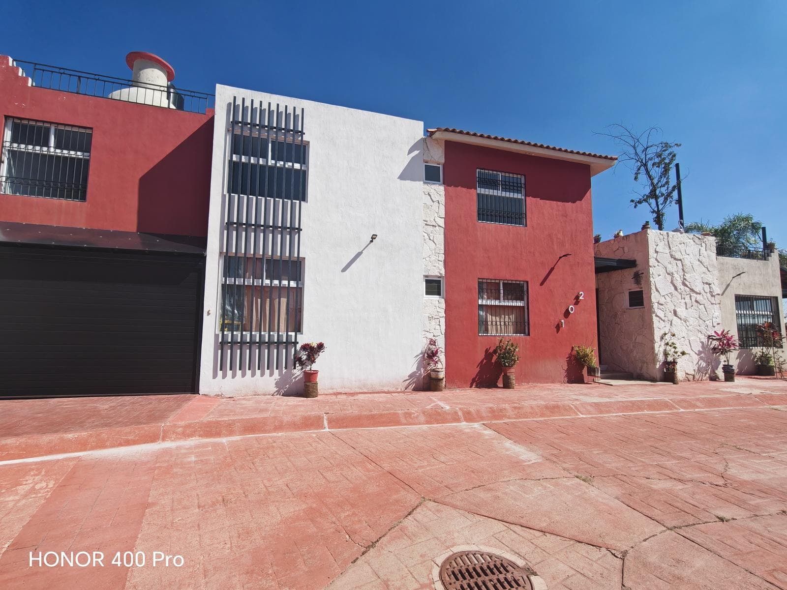 SPACIOUS 5-BEDROOM HOUSE IN LA CAMPIÑA CELAYA