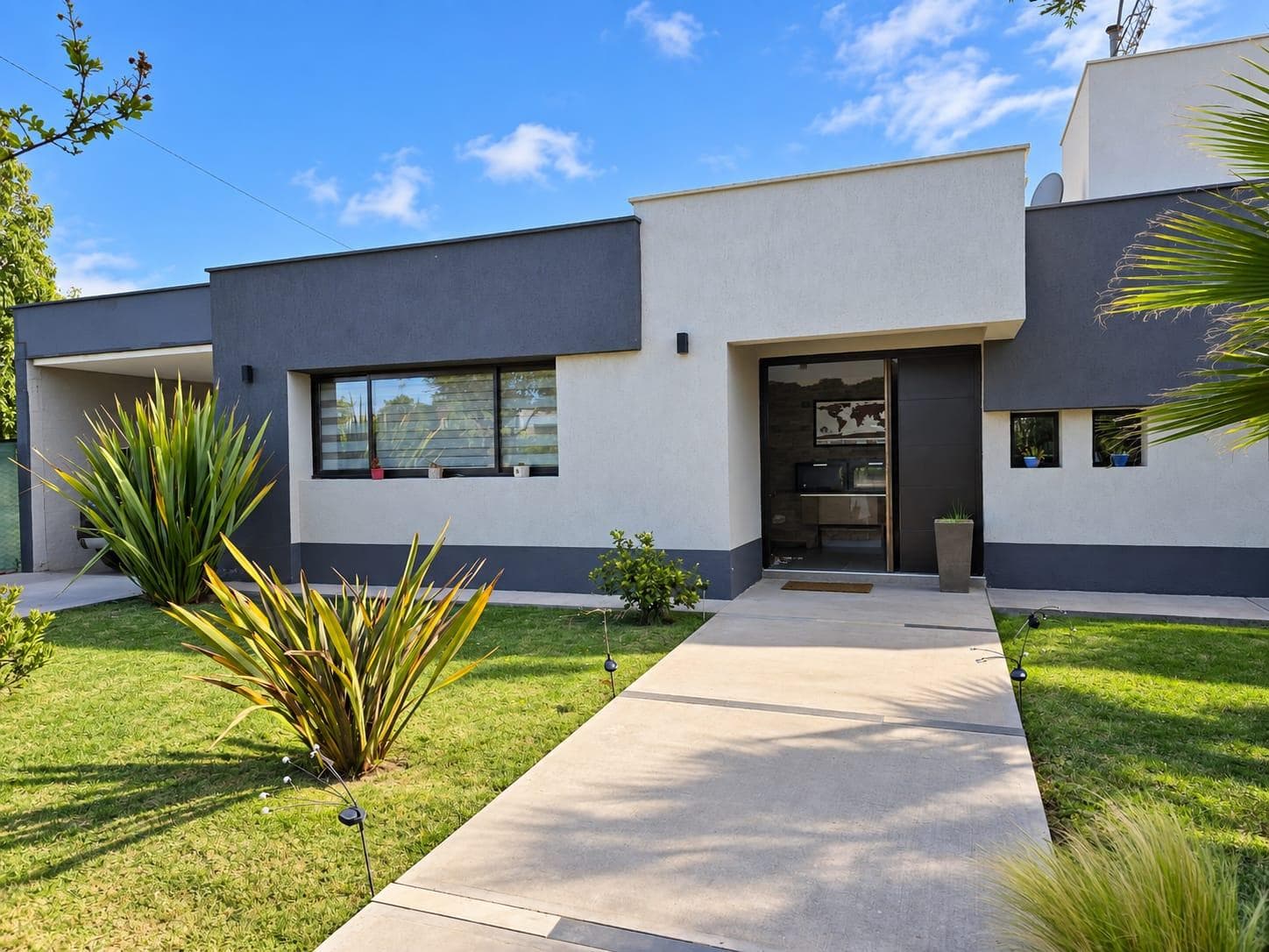 Espectacular Casa en Venta en Barrio Terruños de Araoz I, cochera cubierta, quincho, piscina.