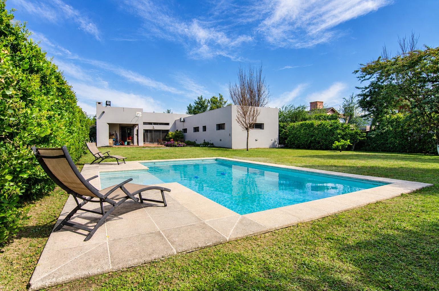 FOR SALE: 3-bedroom house + multipurpose room with garden, barbecue area, and pool in Aldea, Fisherton - Génova 9564