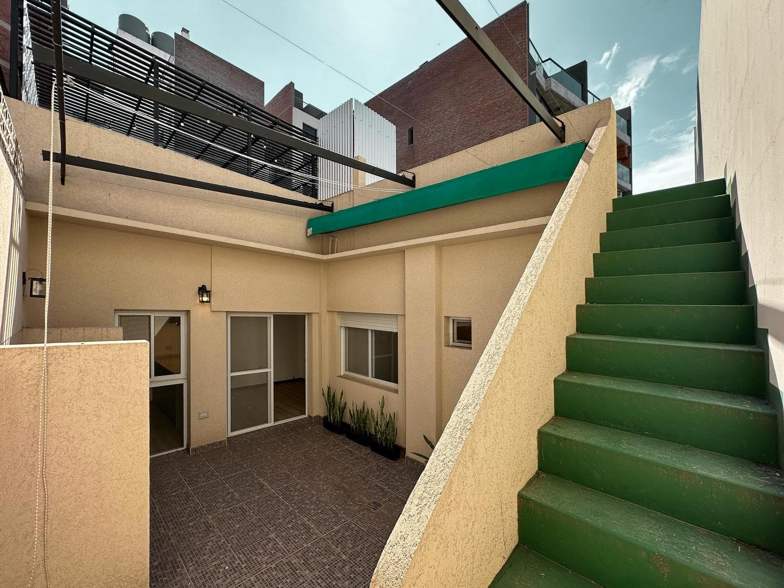 Casa de pasillo con 3 dormitorios, patio, terraza y opcional cochera