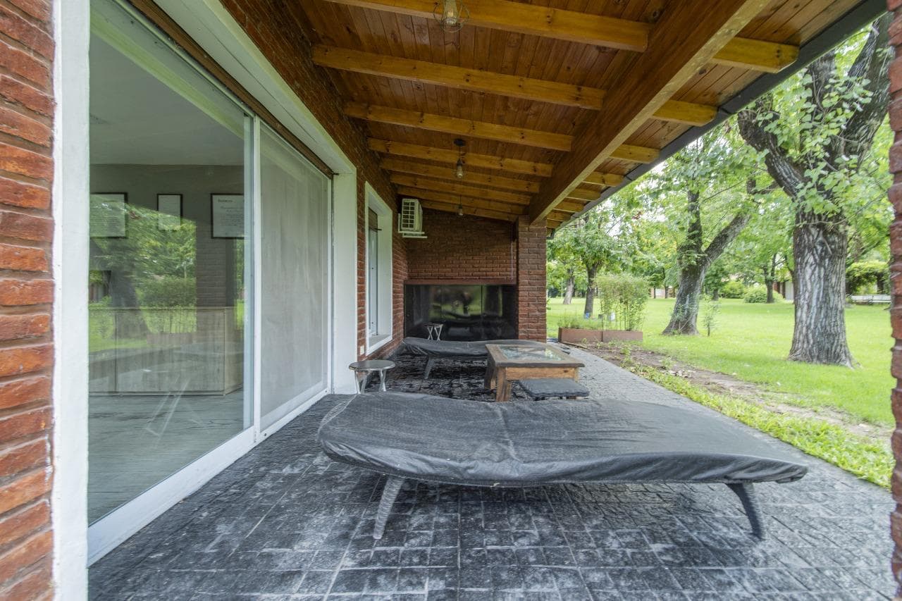 4-Room House for Sale in the Kadima Jewish Community Center Amenities