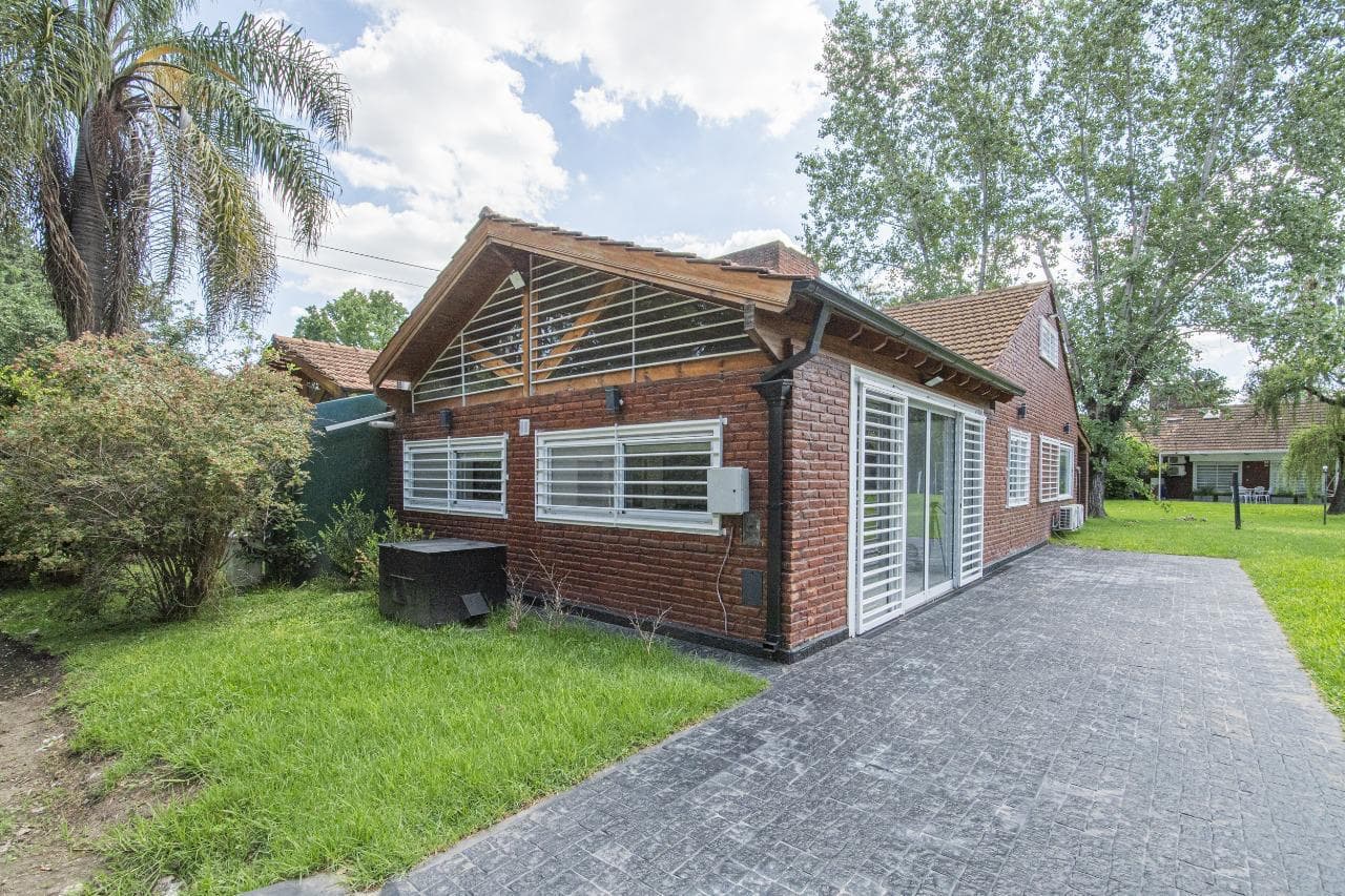 4-Room House for Sale in the Kadima Jewish Community Center Amenities