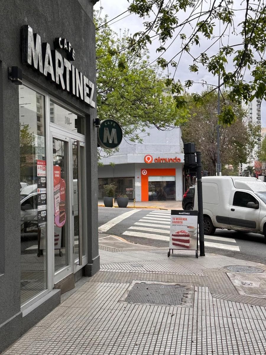 Storefront on a corner in Paternal