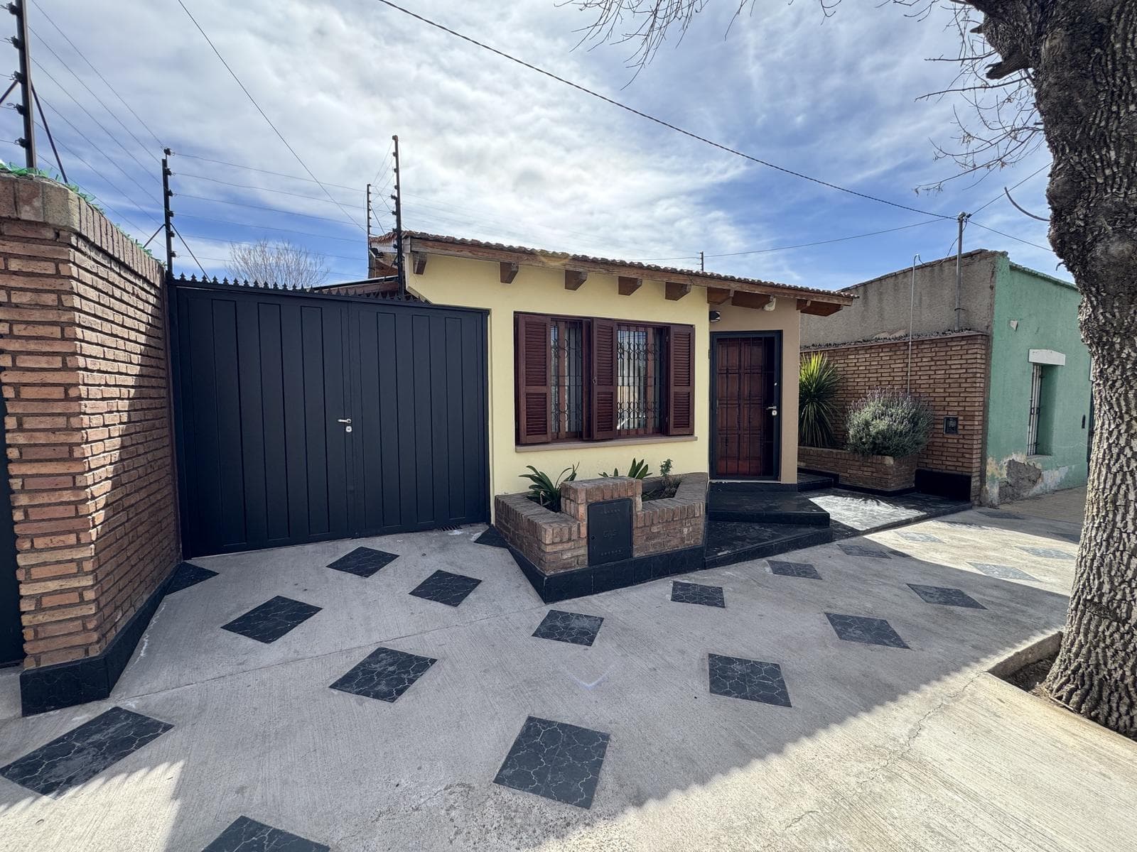 Three-bedroom house two blocks from the main square in Luján de Cuyo