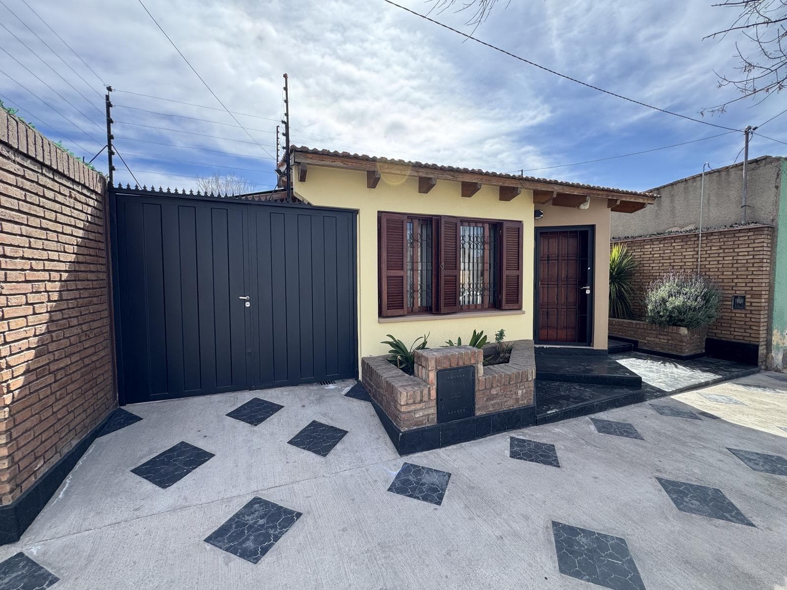 Three-bedroom house two blocks from the main square in Luján de Cuyo