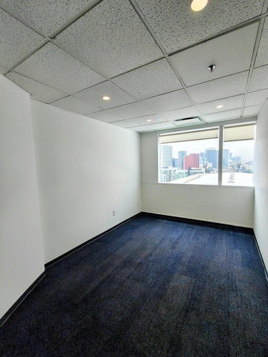 Office space for rent at WTC, Naples.