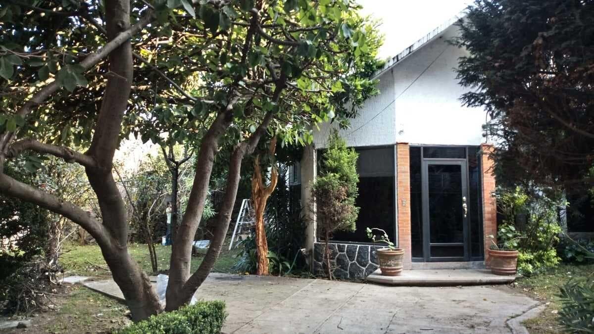 Chalet-style house for sale in San Lucas Xochimanca.