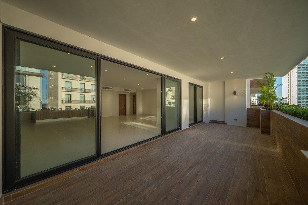 En venta departamento con terraza en Puerto Cancún.