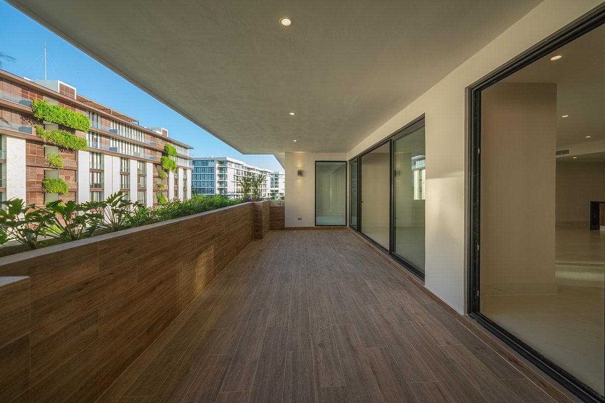 En venta departamento con terraza en Puerto Cancún.