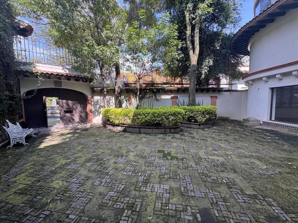 House for sale on Av. de las Flores, Los Alpes.