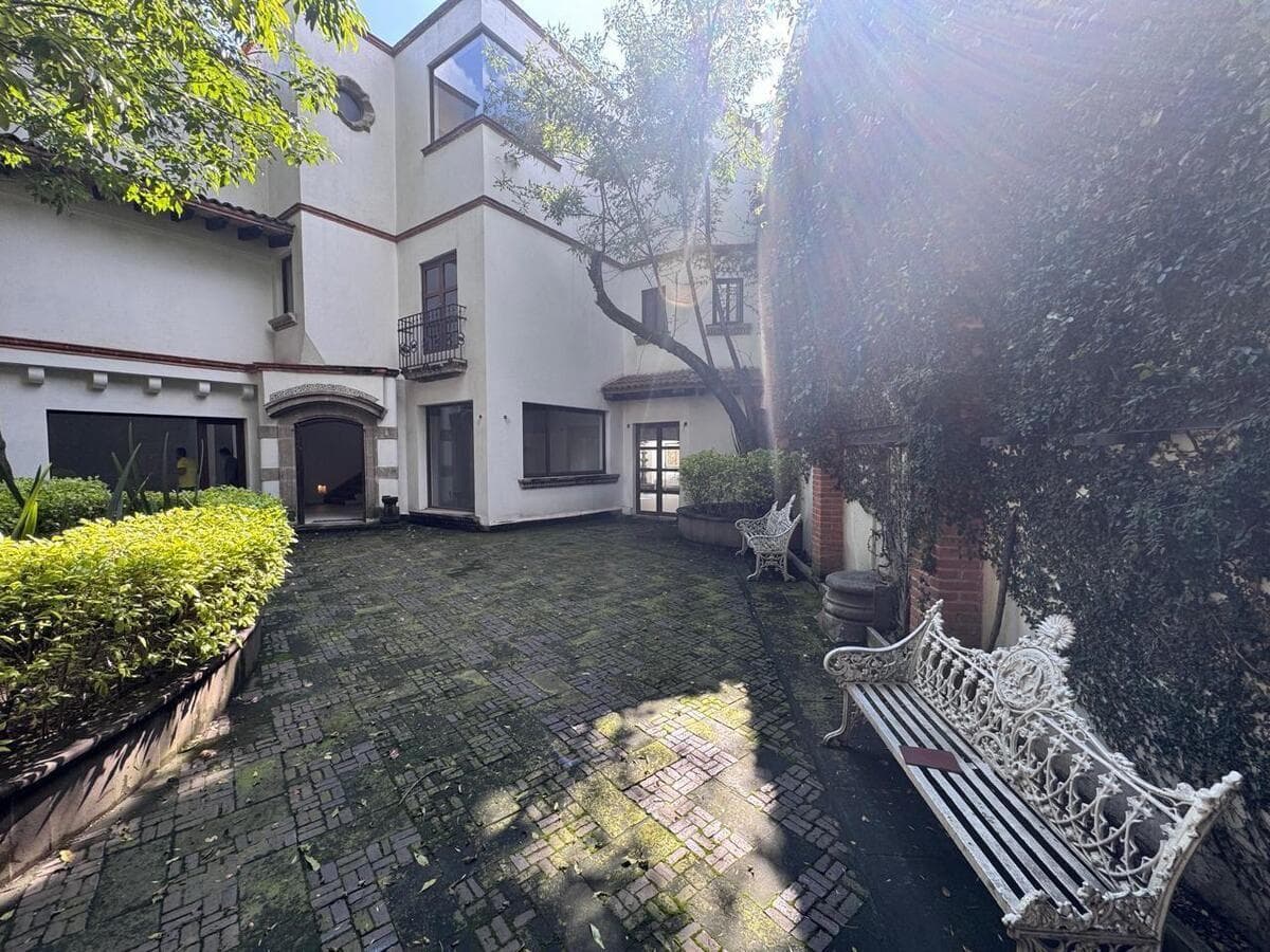 House for sale on Av. de las Flores, Los Alpes.