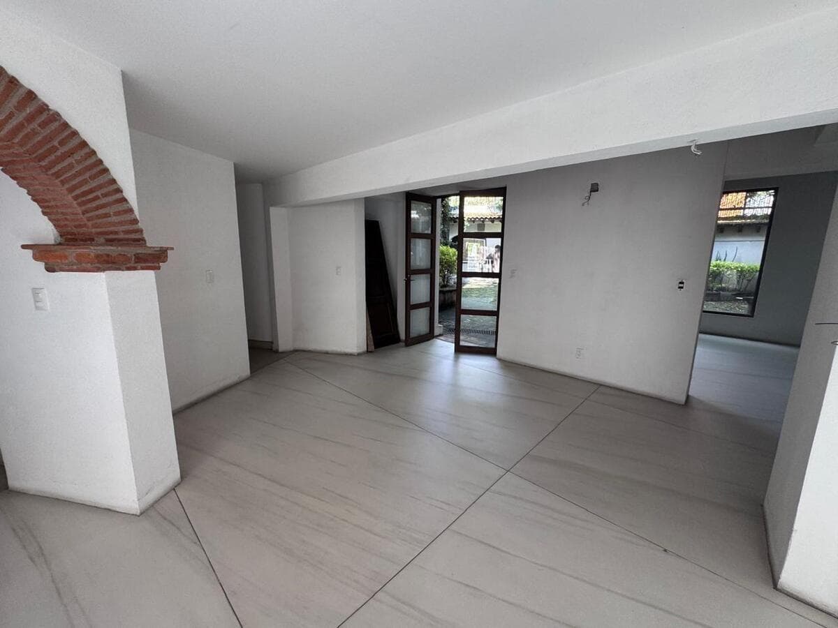 House for sale on Av. de las Flores, Los Alpes.
