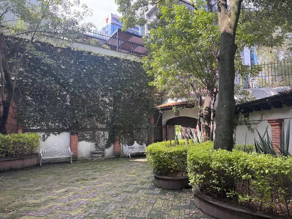 House for sale on Av. de las Flores, Los Alpes.